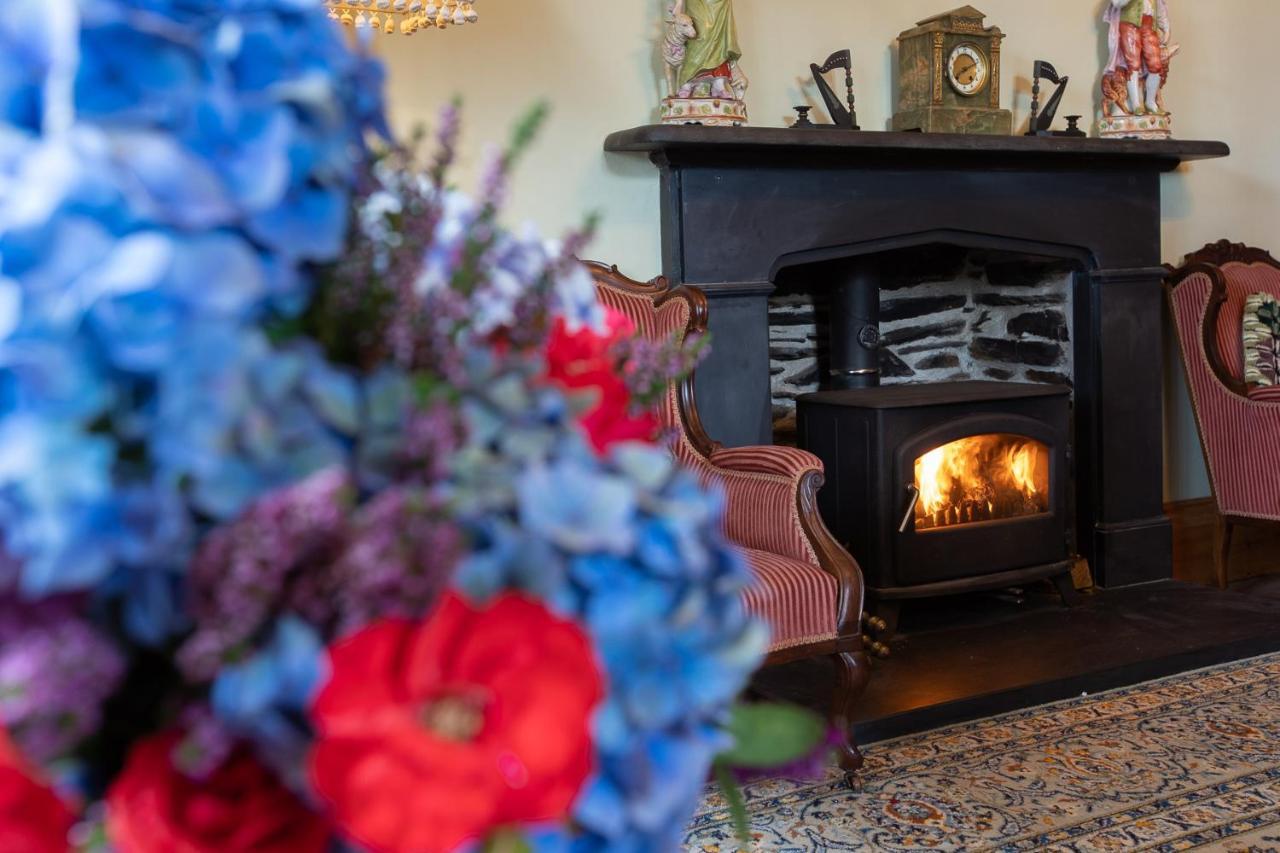 Taldraeth - Old Vicarage Guest House Penrhyndeudreath Esterno foto