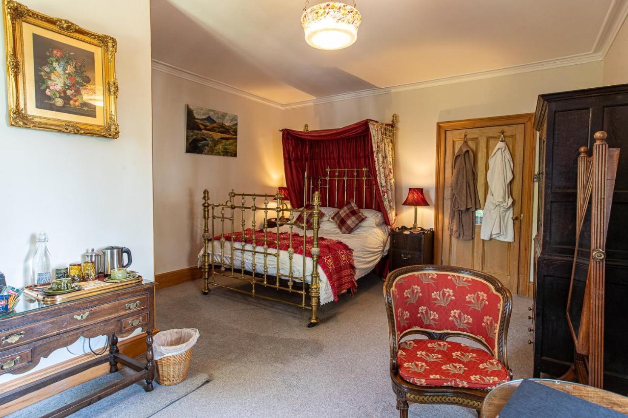 Taldraeth - Old Vicarage Guest House Penrhyndeudreath Esterno foto