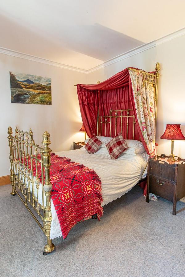 Taldraeth - Old Vicarage Guest House Penrhyndeudreath Esterno foto