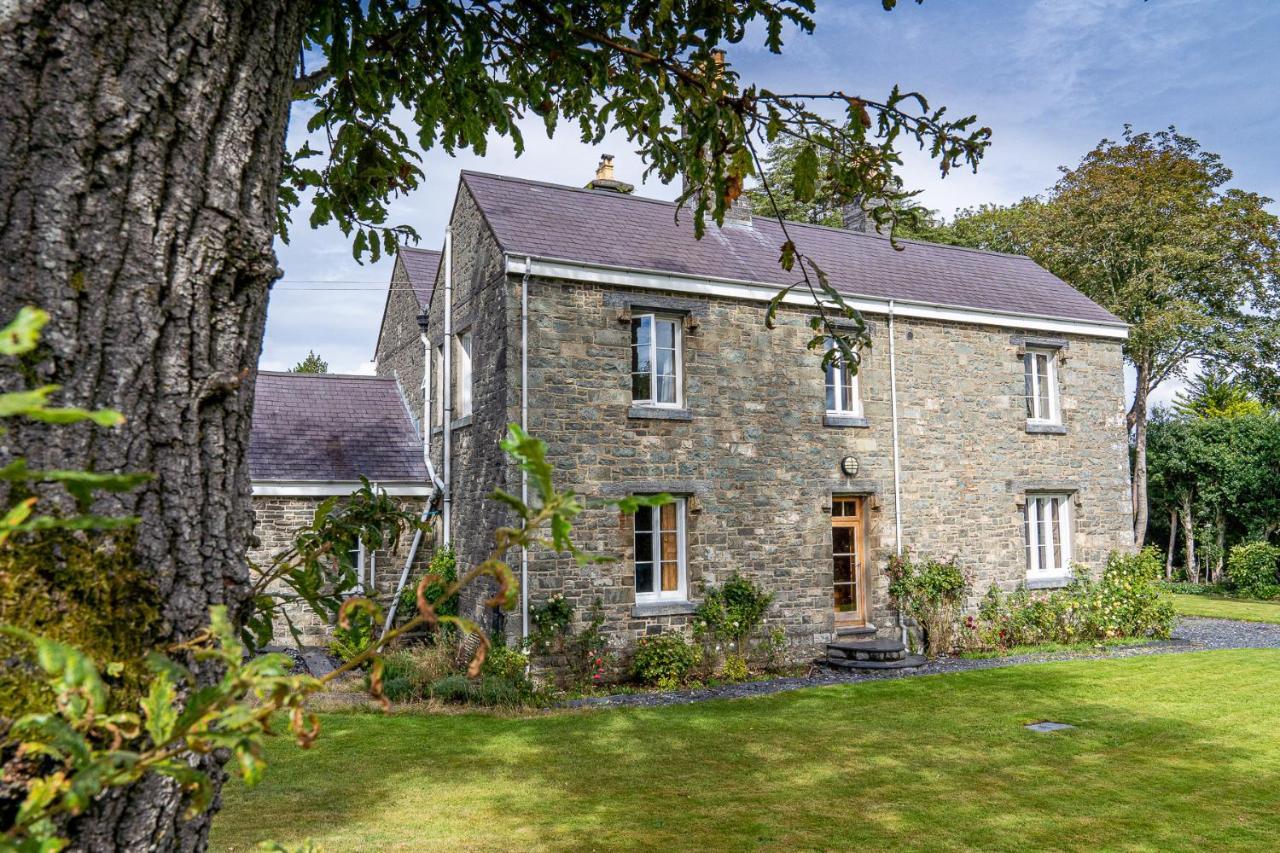 Taldraeth - Old Vicarage Guest House Penrhyndeudreath Esterno foto