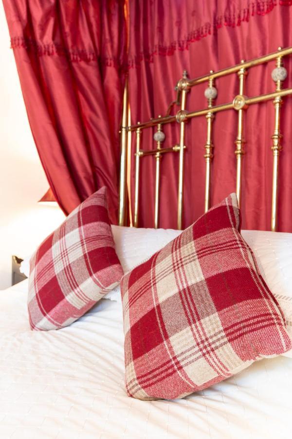 Taldraeth - Old Vicarage Guest House Penrhyndeudreath Esterno foto