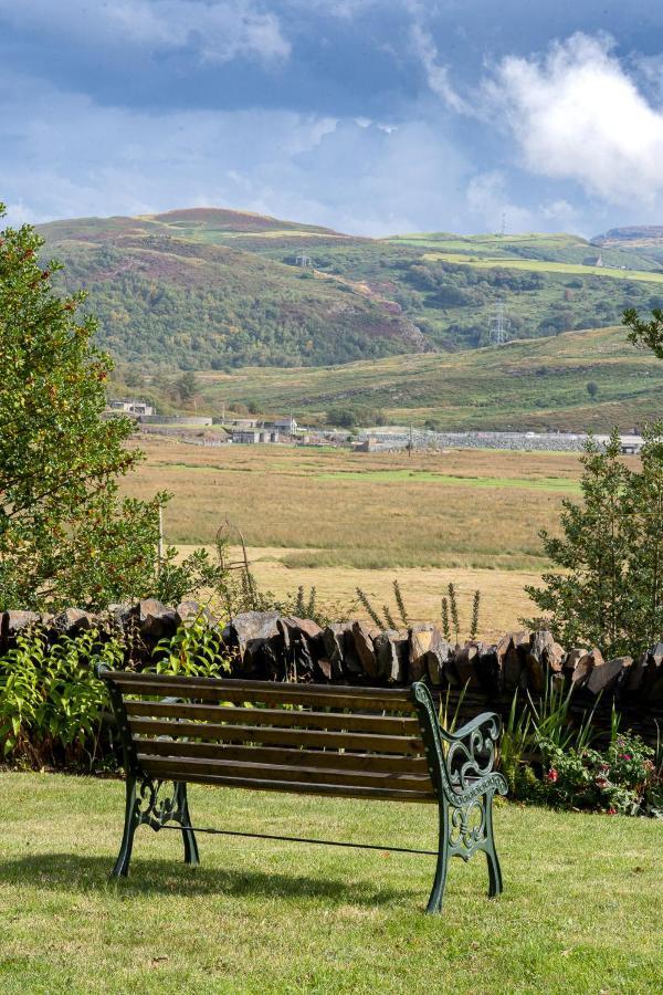 Taldraeth - Old Vicarage Guest House Penrhyndeudreath Esterno foto