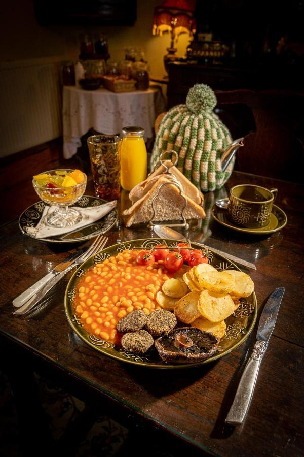 Taldraeth - Old Vicarage Guest House Penrhyndeudreath Esterno foto