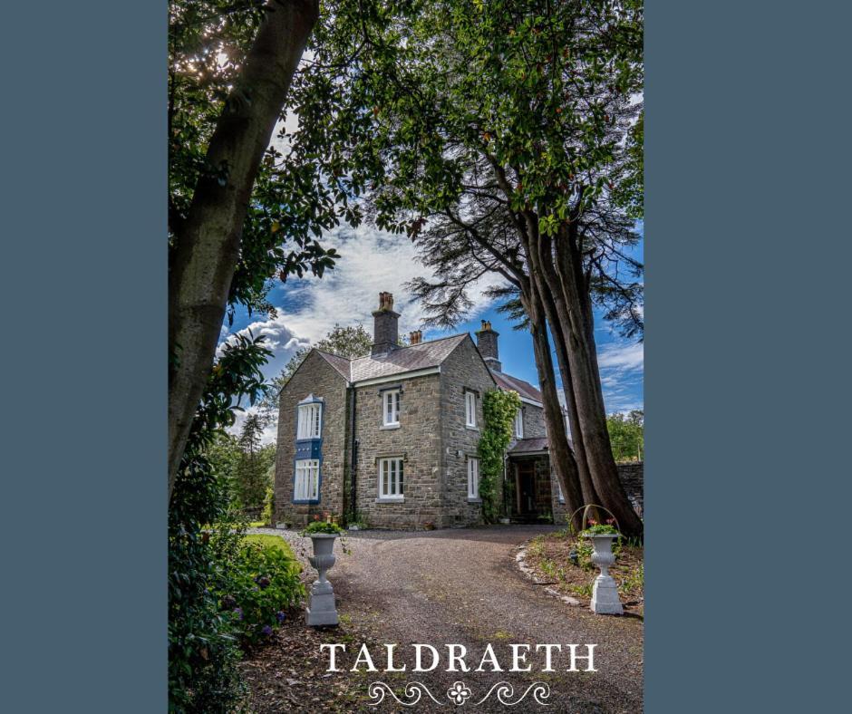 Taldraeth - Old Vicarage Guest House Penrhyndeudreath Esterno foto