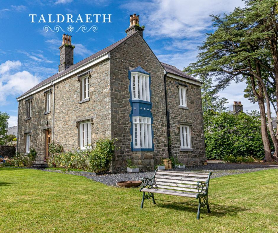 Taldraeth - Old Vicarage Guest House Penrhyndeudreath Esterno foto