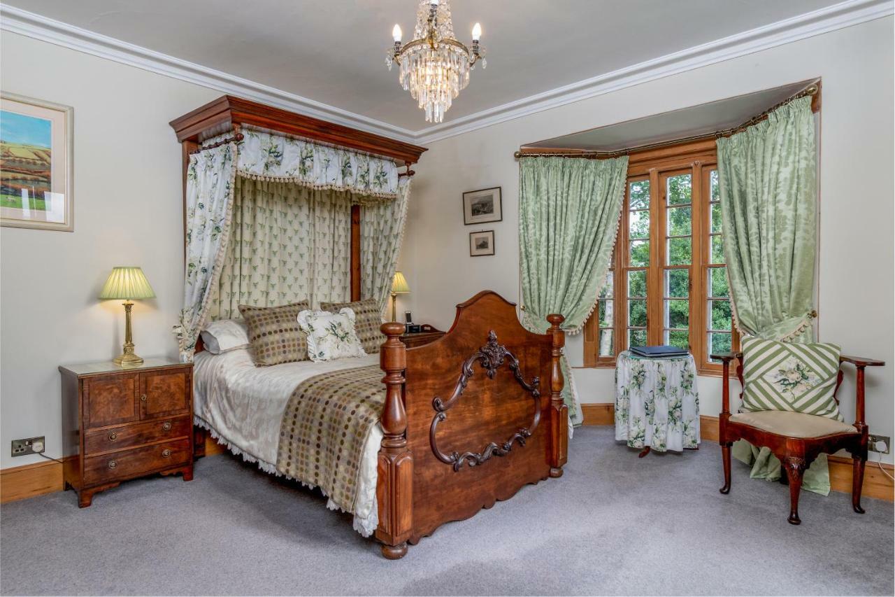 Taldraeth - Old Vicarage Guest House Penrhyndeudreath Esterno foto