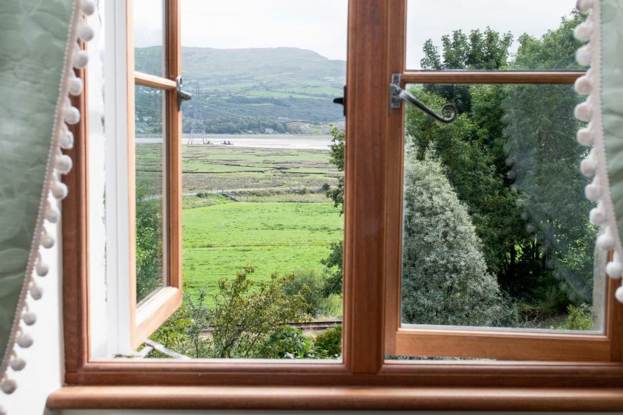 Taldraeth - Old Vicarage Guest House Penrhyndeudreath Esterno foto